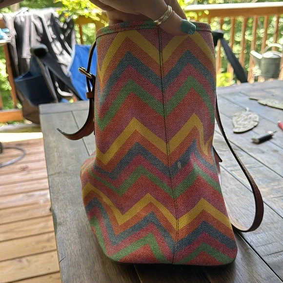 Authentic Dooney and Bourke tote w 3 inner compartments(1 of which is a zipper). - Picture 4 of 7